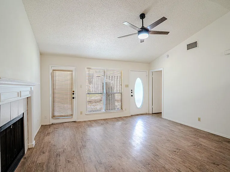 517 Cutty Trl #B — Photo 3