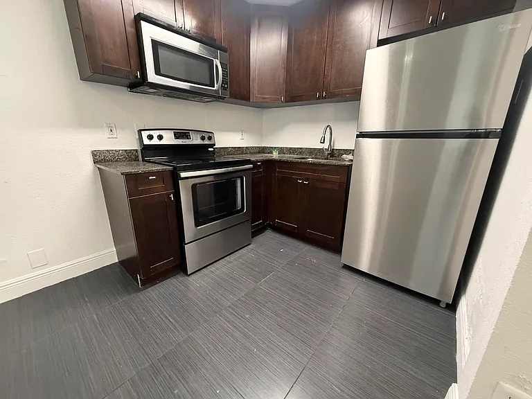37 SW 14th St #17 — Photo 3