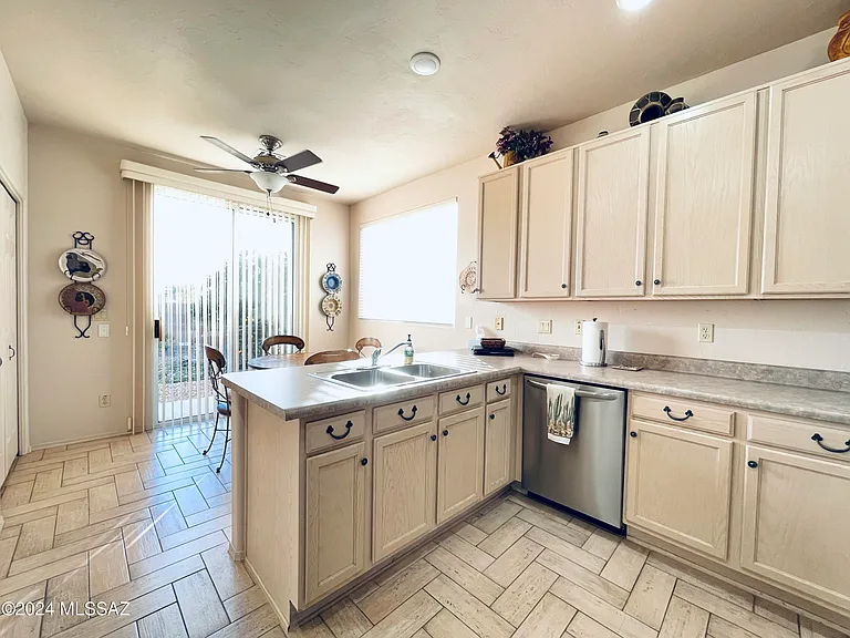 2442 W Tom Watson Dr — Photo 8