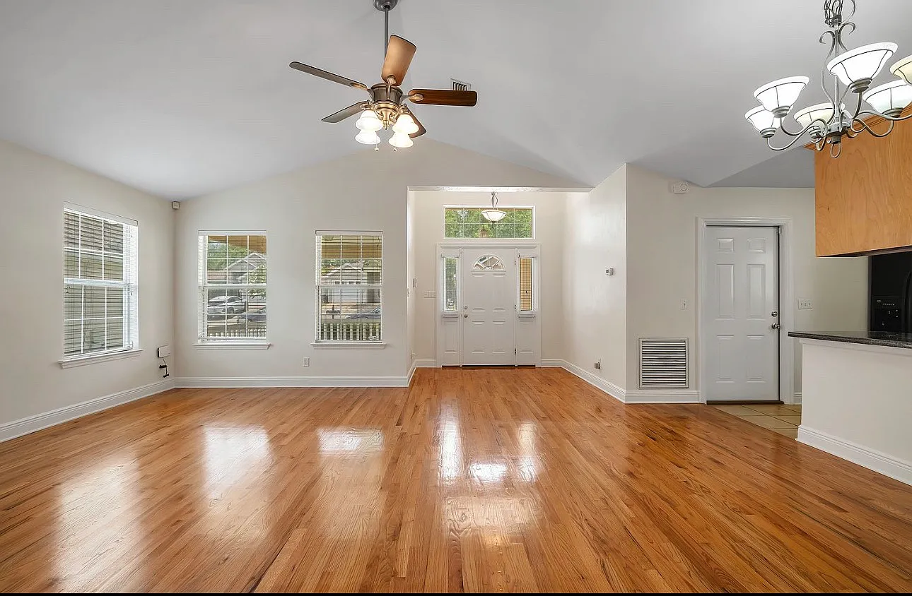 3 bed, 1297 sqft, $2,000 — Photo 4
