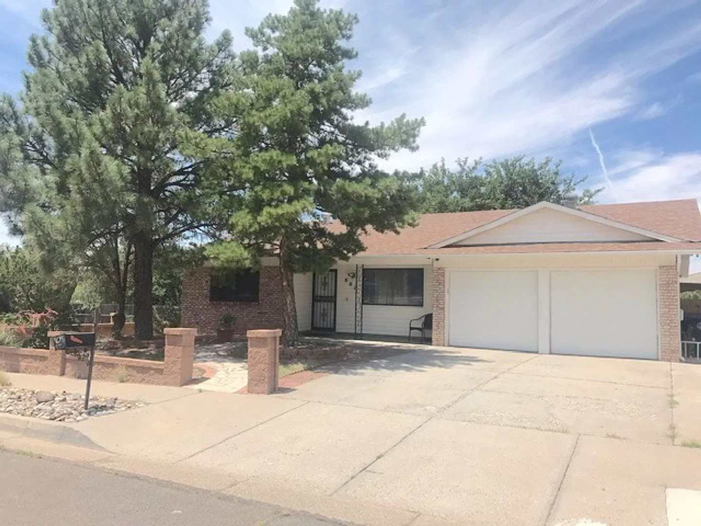 Charming 3 bedroom 2 bath home in NE Albuquerque. Near Tramway/Lomas. 2 Car Garage — Photo 2