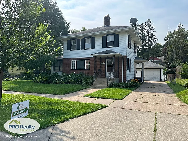 954 Ivy Ave E — Photo 1