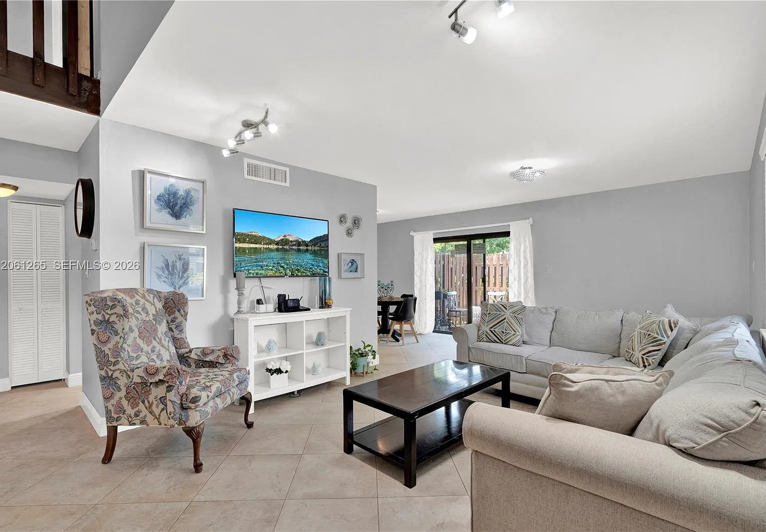 Greenglades Condo No 10 — Photo 1