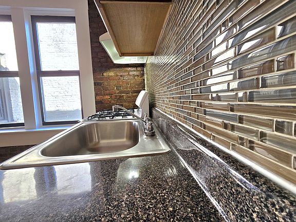 5th image of 566 Parkside Ave #D7