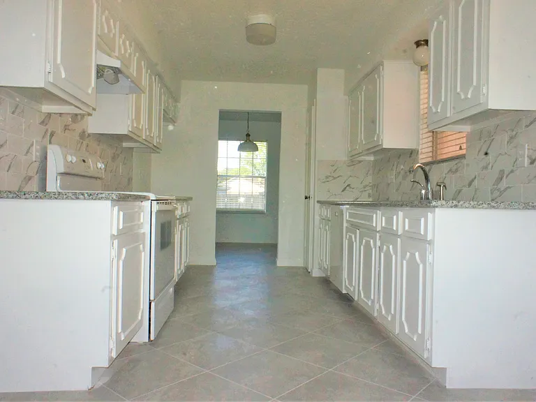14910 Scotter Dr — Photo 2