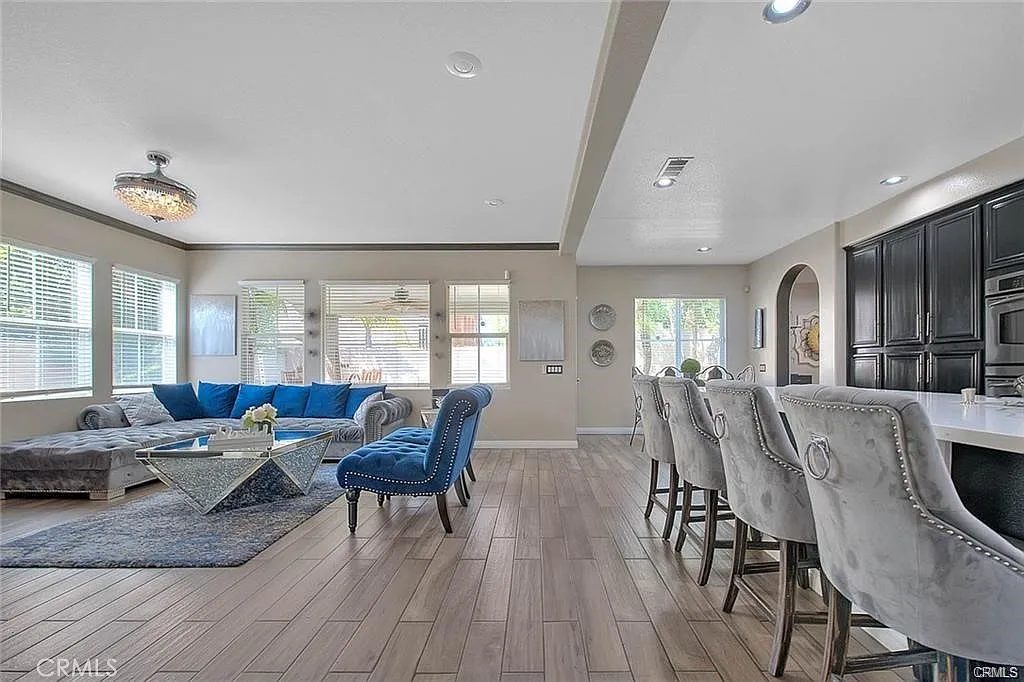 5 bed, 3479 sqft, $9,900 — Photo 3