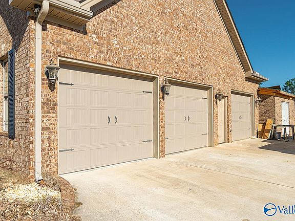 5th image of 210 Deer Run Cir