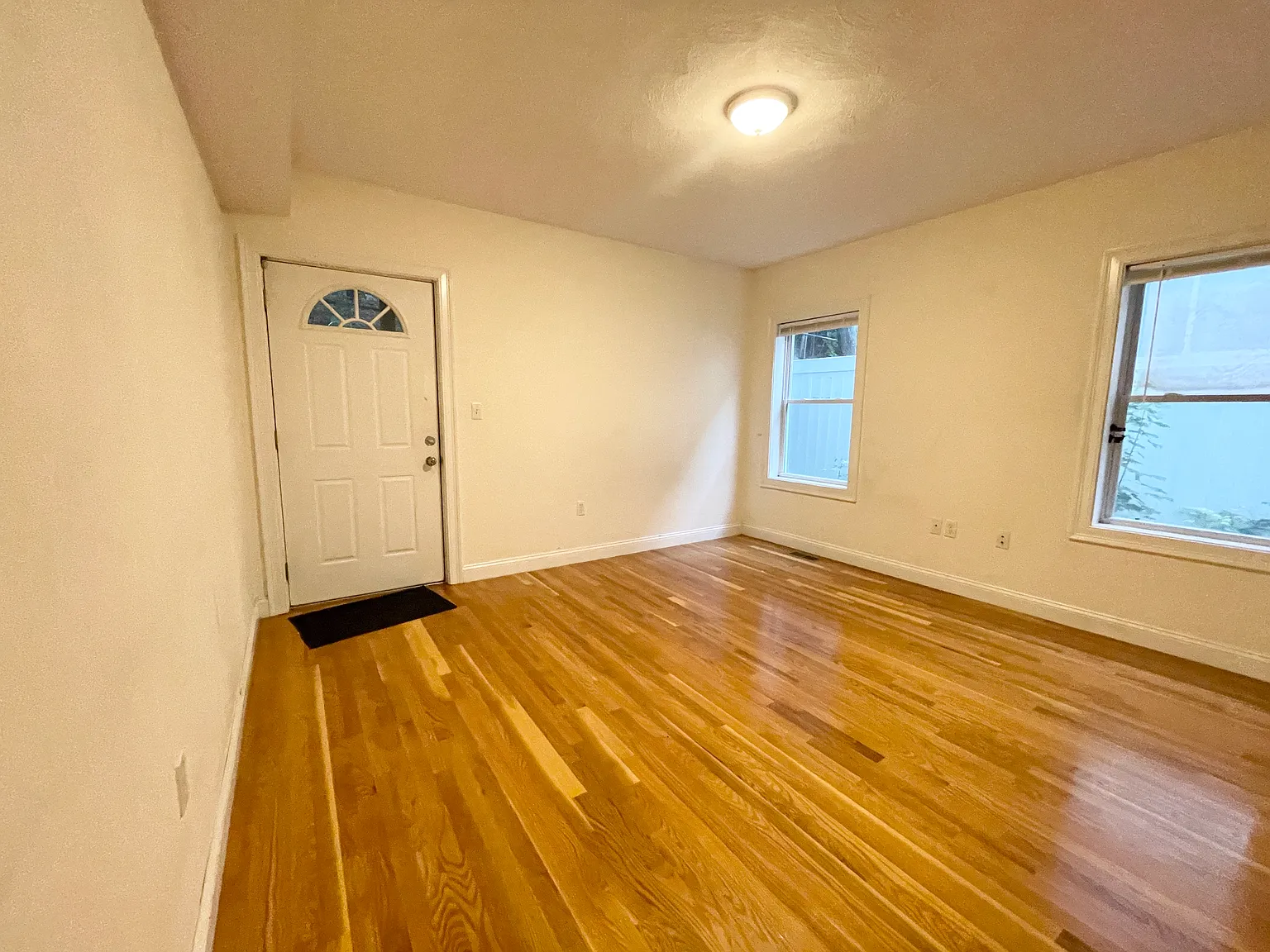 4 bed, 9999 sqft, $4,000 — Photo 3