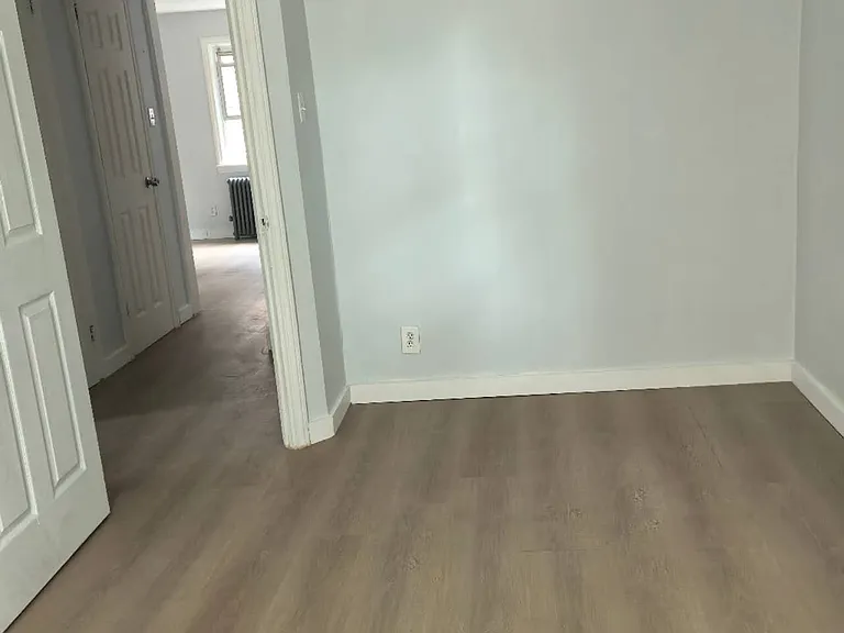 527 Willow Ave — Photo 2