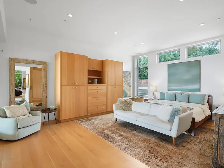Spacious room with a comfortable king-sized bed and hotel-style linens.
