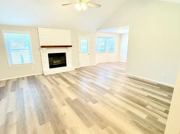 2735 W Katella Ln, Springfield, MO 65807