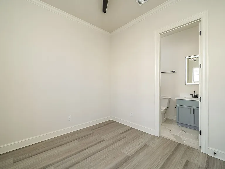 528 W Erwin — Photo 4