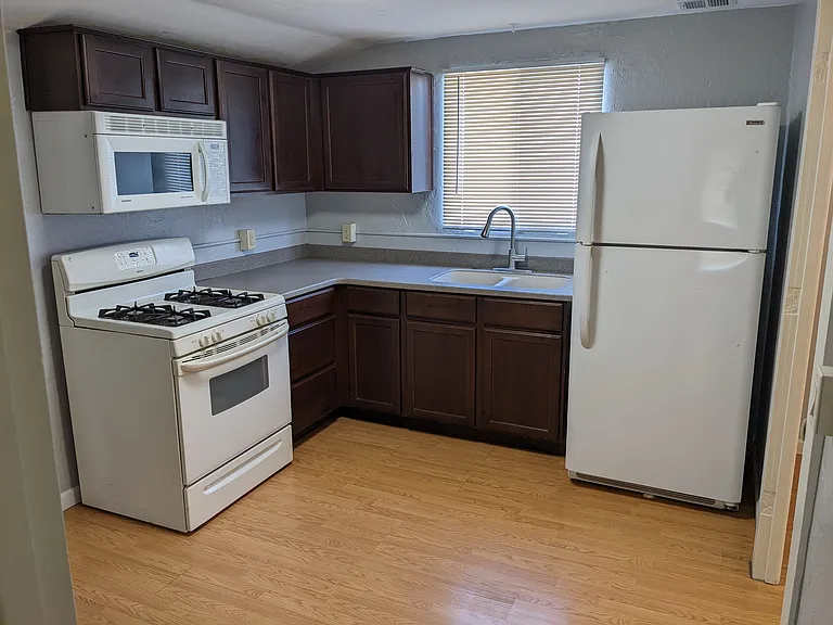 810 E Moeller St — Photo 2