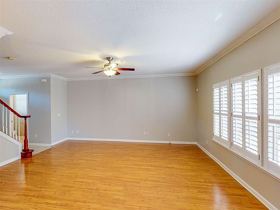 4th image of 165 Summerhill Cir