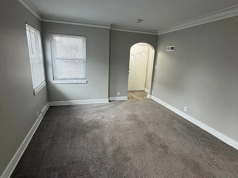 1913 Stirling Ave — Photo 1