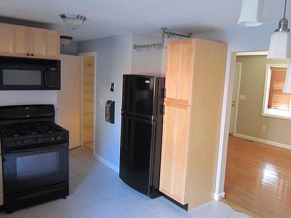 Kitchen w/ blt-in Pot rack 