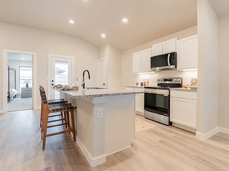 5548 Auburn St — Photo 2
