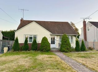 69 Virginia Ave, Plainview, NY 11803