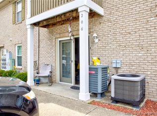 206 Colonial Club Dr, New Albany, IN 47150