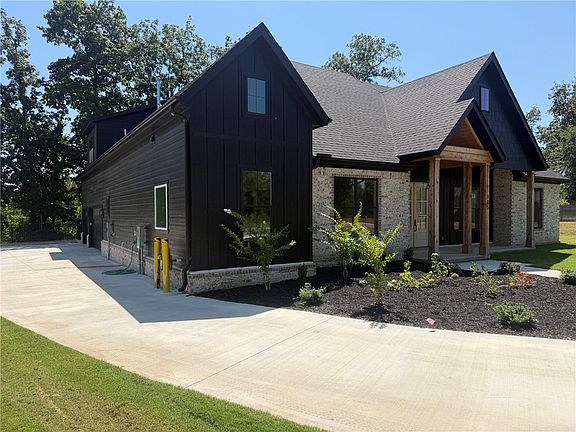 3rd image of 105 Autumn Hills Rd