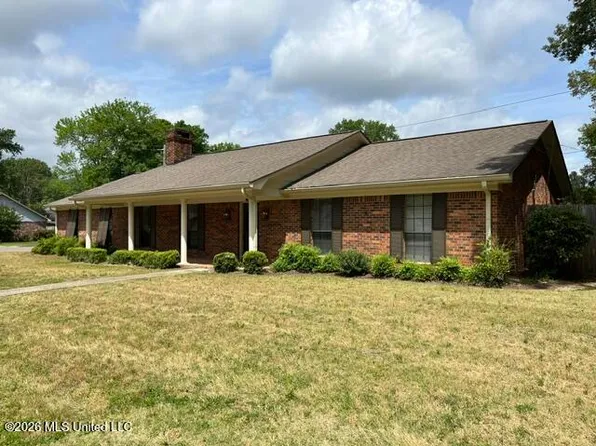 304 Shadowood Ln, Starkville, MS 39759