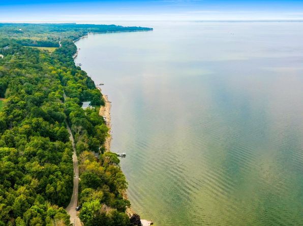 5361 Edgewater Beach Rd, Green Bay, WI 54311