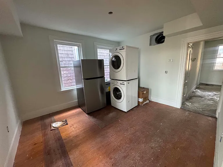 450 E 6th St #3 — Photo 4