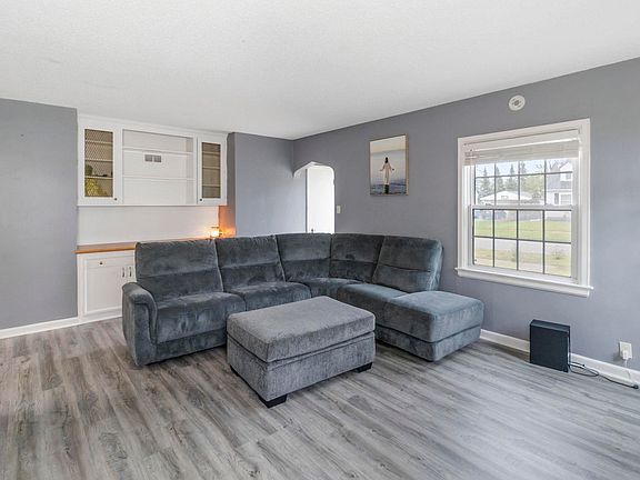 3rd image of 151 Hawthorne Ave