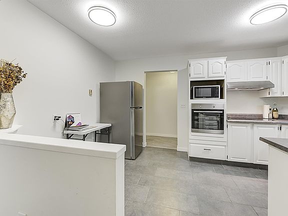 4th image of 1534 Lawrence Ave #203