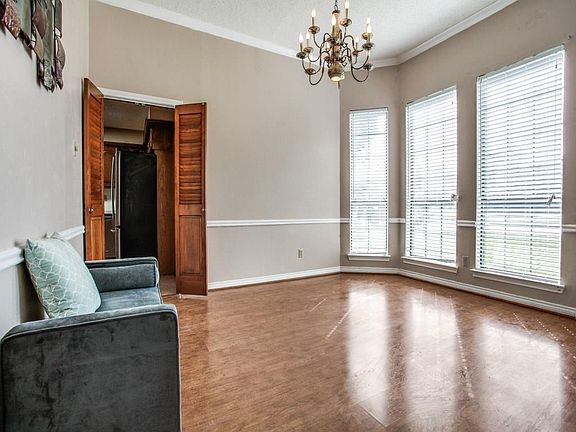 3rd image of 2109 Meadowview Dr