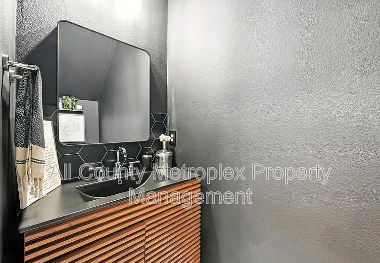 7513 Laburnam Rd — Photo 2