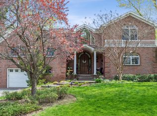 34 Fernwood Ln, Roslyn, NY 11576