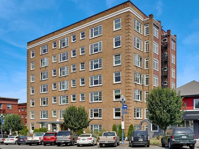 Townhouse Apartments — Photo 11