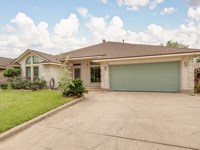 1209 Portsmouth Ct — Photo 1