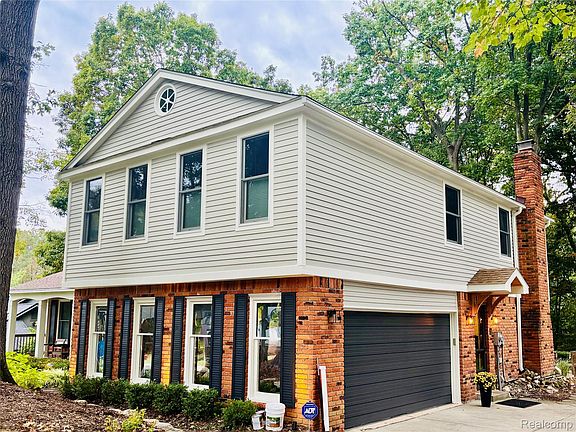 3rd image of 8265 Deerwood Rd