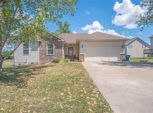1215 Britney Dr, Lebanon, MO 65536