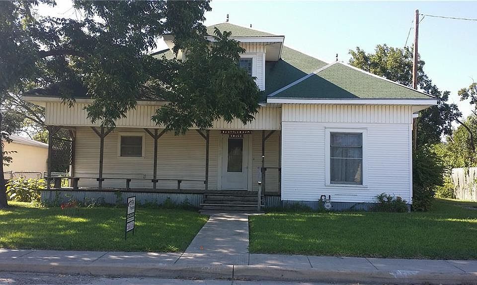 1st image of 2409 1st St