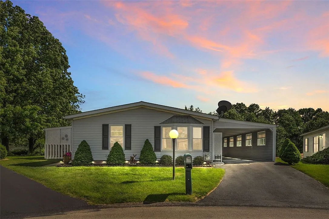 827 Clover Ln photo 1