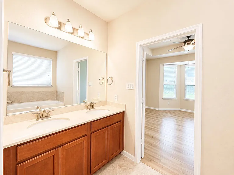 15618 Whisper Woods Dr — Photo 13