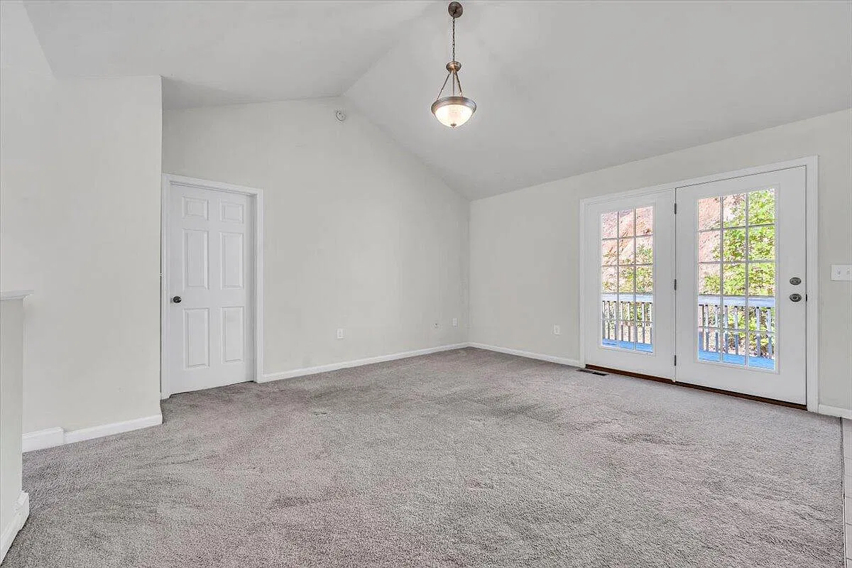 3 bed, 2.5 bath, 1120 sqft, $1,899 — Photo 4