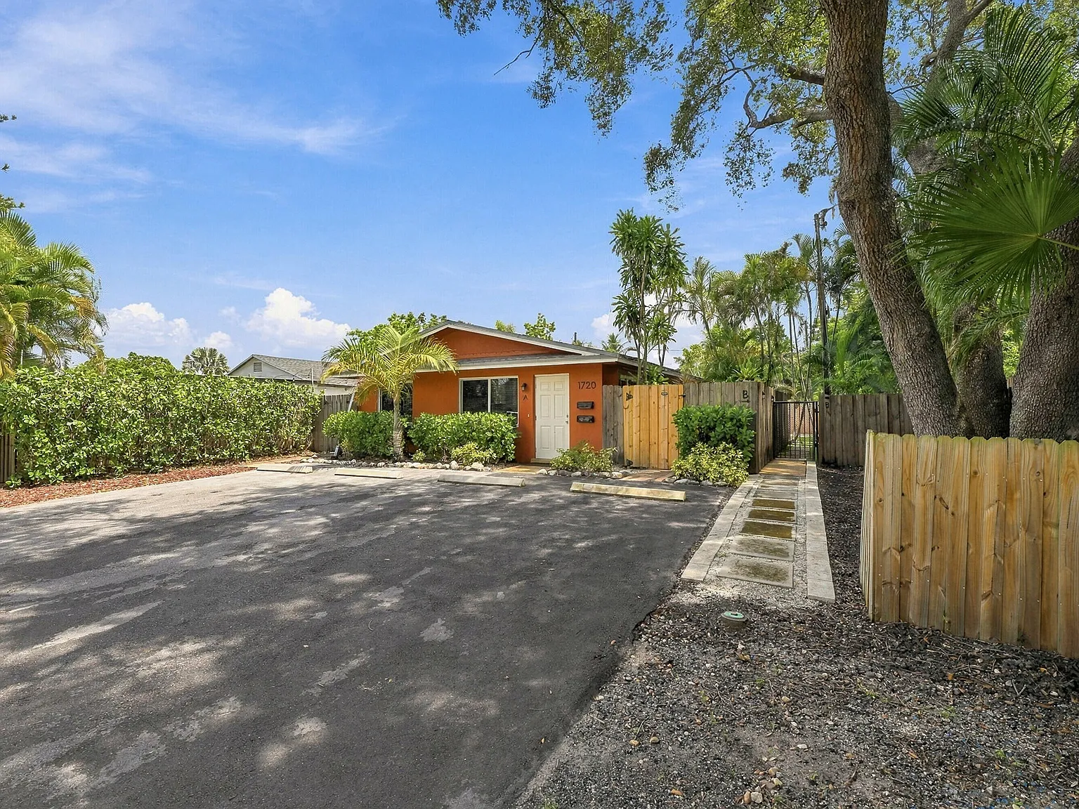 2 bed, 1.0 bath, 1572 sqft, $2,450 — Photo 1