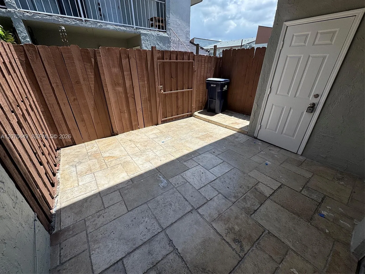 3 bed, 1096 sqft, $2,350 — Photo 2