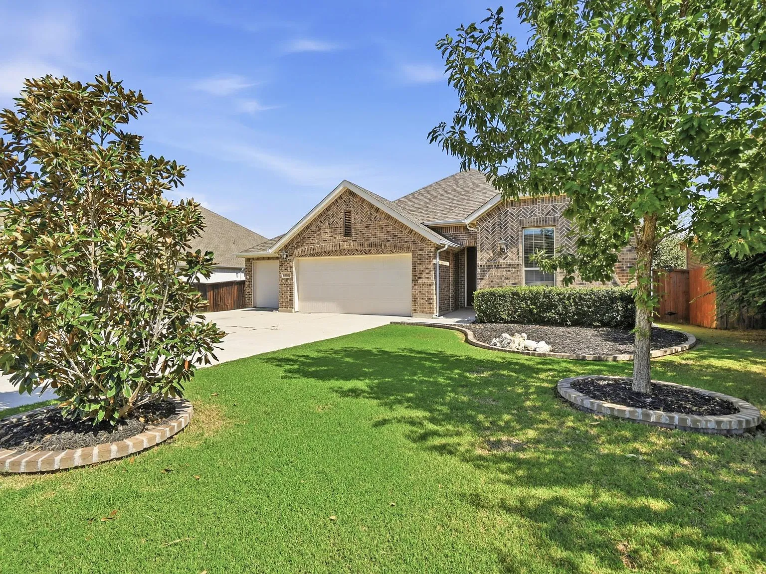 3 bed, 2.5 bath, 2327 sqft, $2,300 — Photo 3