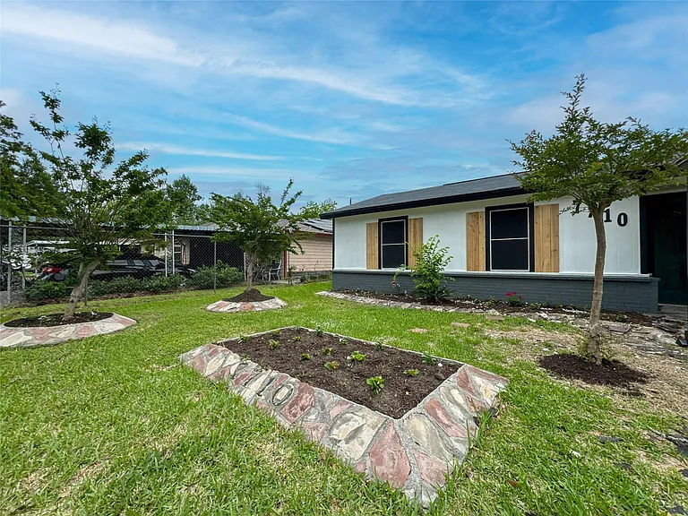 7710 Claiborne St — Photo 31