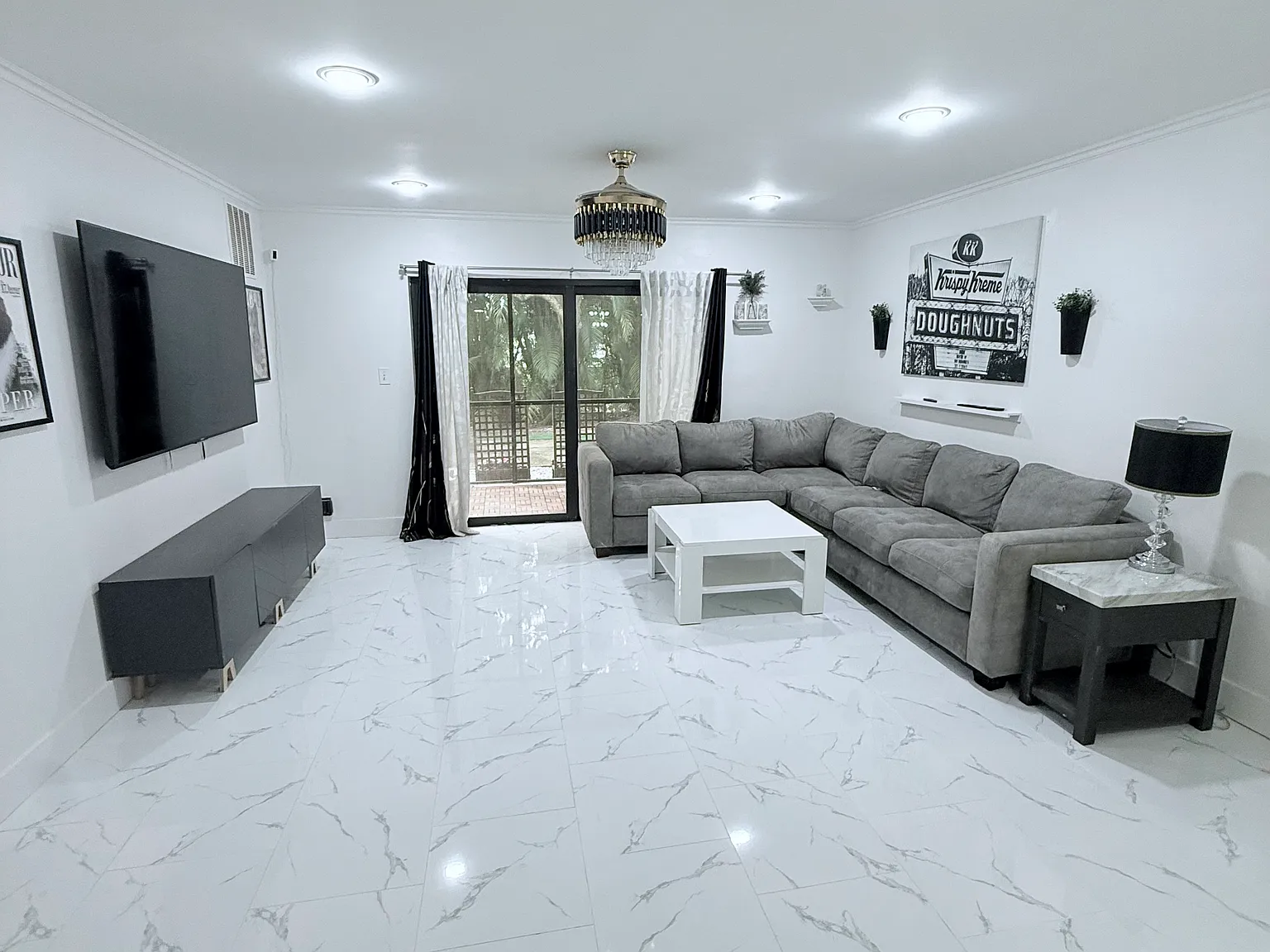 2 bed, 936 sqft, $2,300 — Photo 1