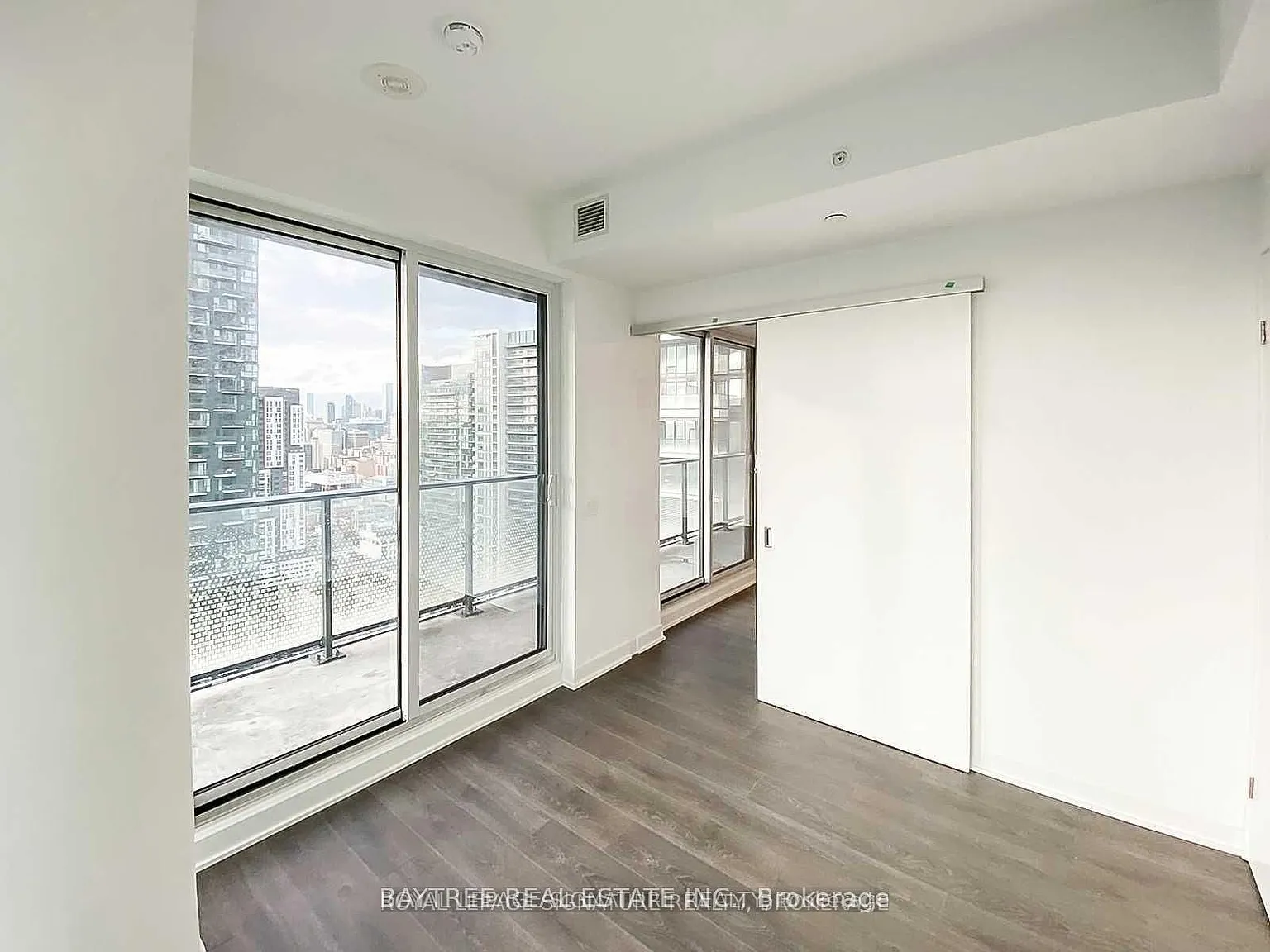 King Blue Condos — Photo 2