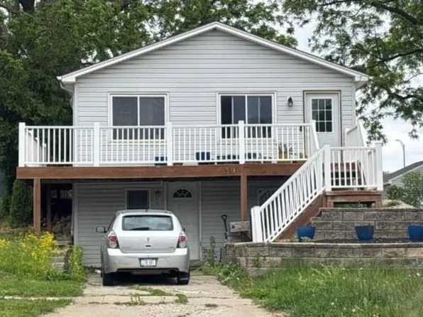 813 W 2nd St, Cedar Falls, IA 50613