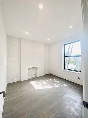 Rented by Real Manhattan Group LLC | media 18