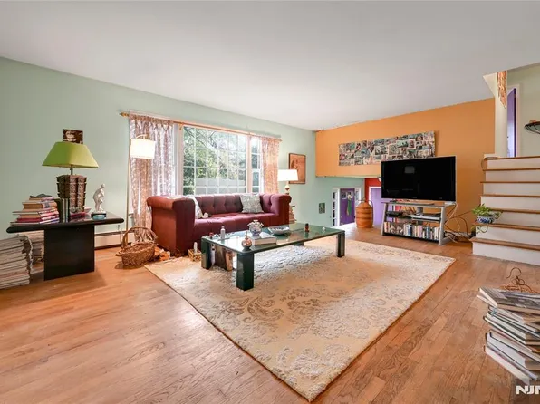 7 Edgewood Ct, Hillsdale, NJ 07642