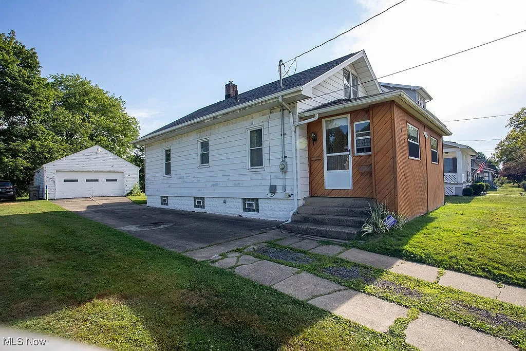 2013 Everett Ave photo 1